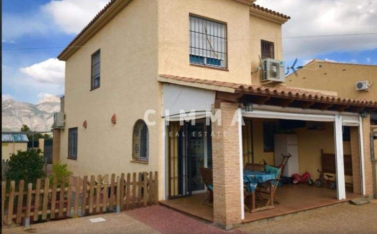 Amplio Adosado de Esquina con Jardín y Piscina en La Nucia photo 0