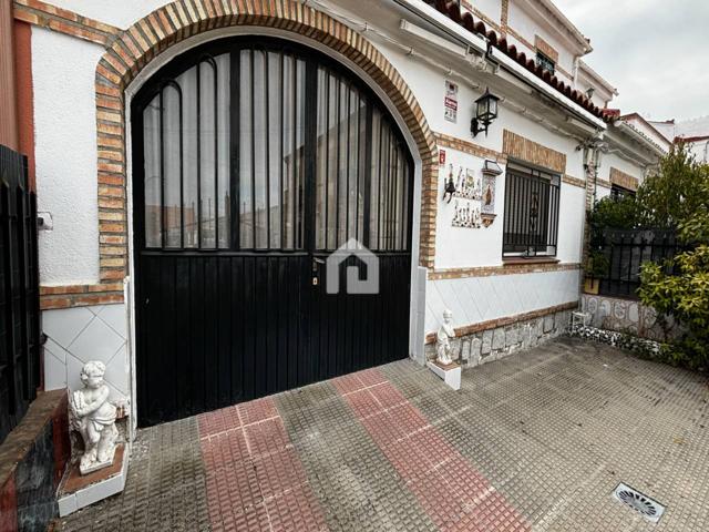 VENTA DE CHALET ADOSADO photo 0