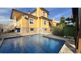 ¡OPORTUNIDAD! CHALET INDEPENDIENTE CON PISCINA EN URBANIZACIÓN ALDAGÜIL – ALBERCHE DEL CAUDILLO photo 0