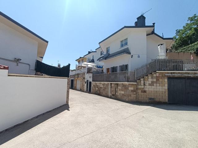 CHALET ADOSADO EN VENTA EN CAMPO REAL photo 0