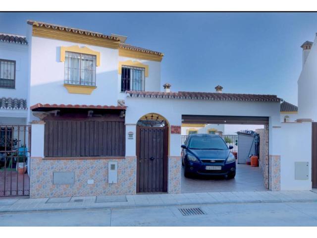 Chalet en venta Torre del Mar con 3 dormitorios y piscina photo 0