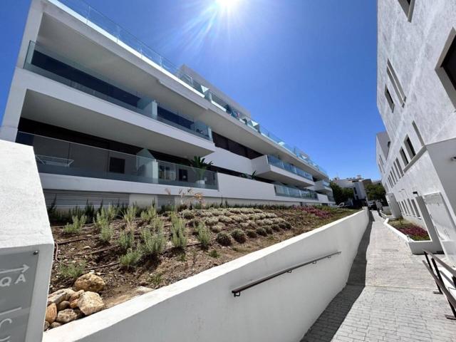 Luminosa planta baja elevada en venta en promoción de nueva construcción en Estepona ciudad. photo 0