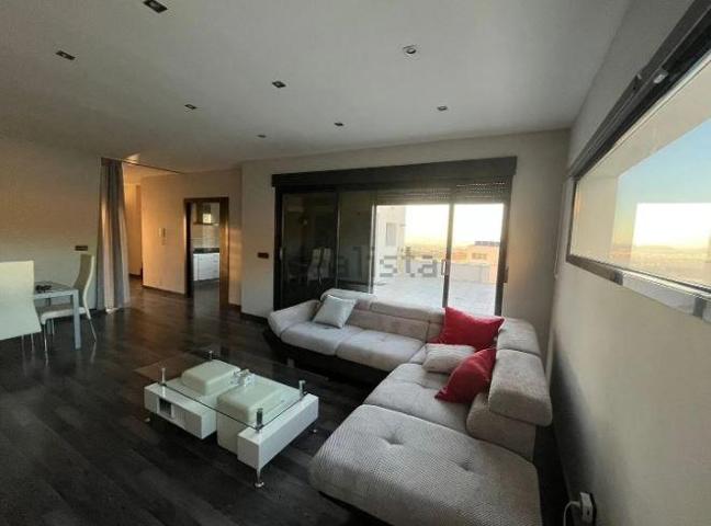¡Descubre el hogar de tus sueños en Calle Nevada! photo 0