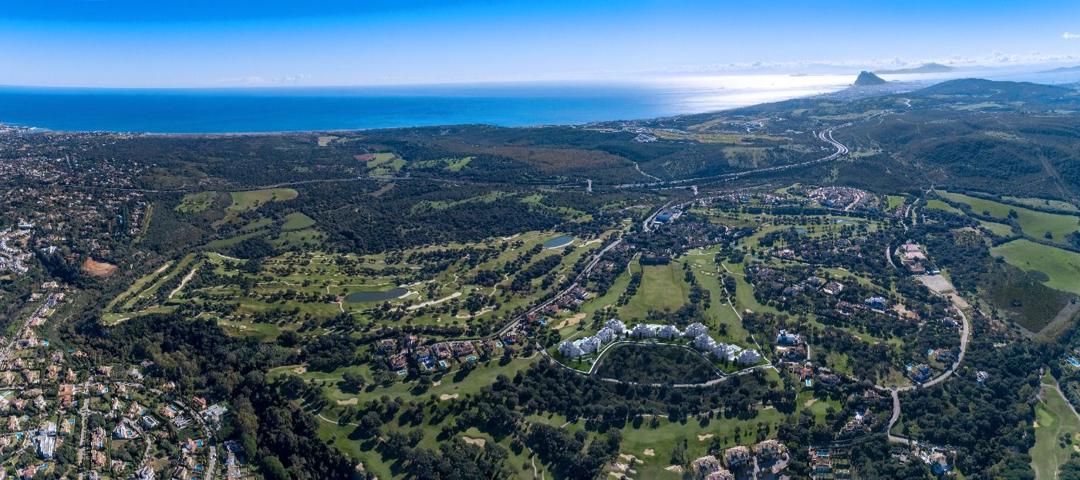 Ático de lujo con solárium privado y vistas al mar y al golf photo 0