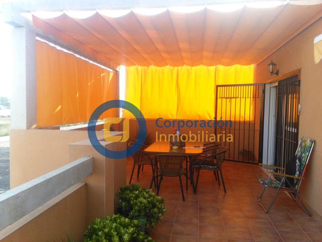 Ático con dos dormitorios, garaje y piscina comunitaria en Torre del Obispo photo 0