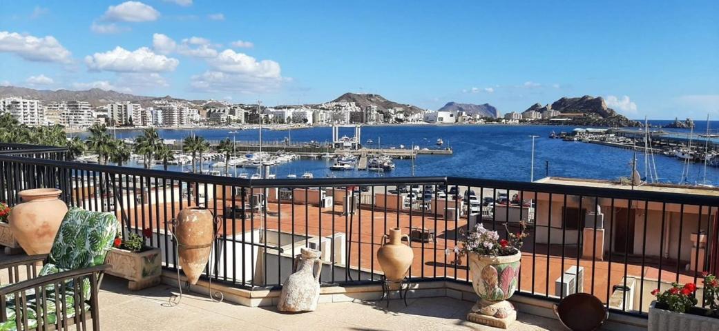 EXCLUSIVO ATICO CON 100M2 DE TERRAZA Y VISTAS AL PUERTO DE AGUILAS photo 0