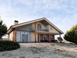 Chalet con tres dormitorios y amplio garaje en sótano en La Pulgara de grandes dimensiones photo 0
