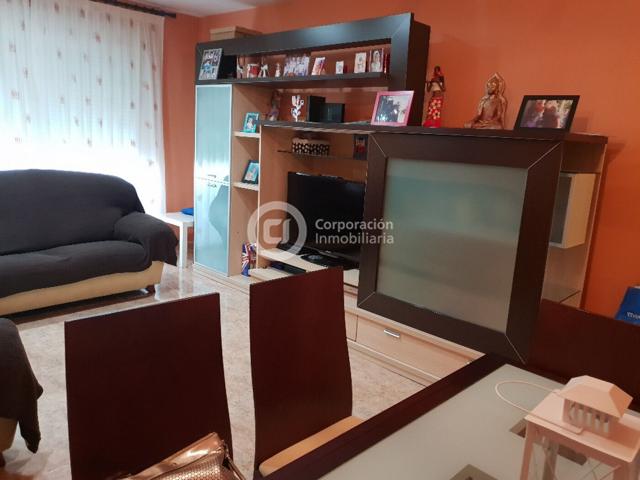 Piso con tres dormitorios y garaje en Avenida Fuerzas Armadas photo 0