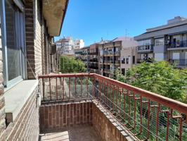 Piso de 3 dormitorios con balcón y garaje en el Barrio del Carmen photo 0
