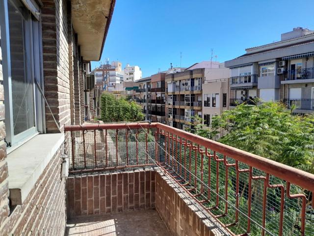 Piso de 3 dormitorios con balcón y garaje en el Barrio del Carmen photo 0