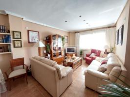 Triplex con cuatro dormitorios y garaje en San Jose photo 0