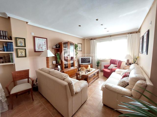 Triplex con cuatro dormitorios y garaje en San Jose photo 0