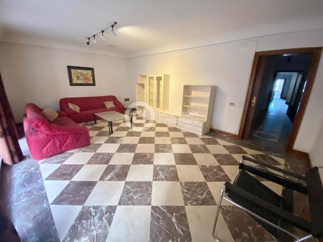 Piso con cuatro dormitorios y garaje en Avda Juan Carlos I, de grandes dimensiones photo 0