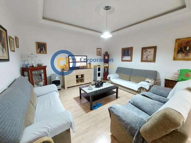 Casa con cuatro dormitorios y garaje, con posibilidad de negocio en Tercia photo 0