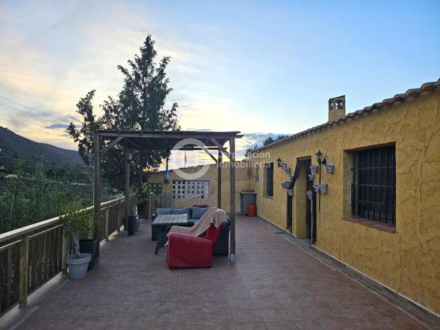 Casa con tres dormitorios y garaje con encanto en Aguaderas photo 0