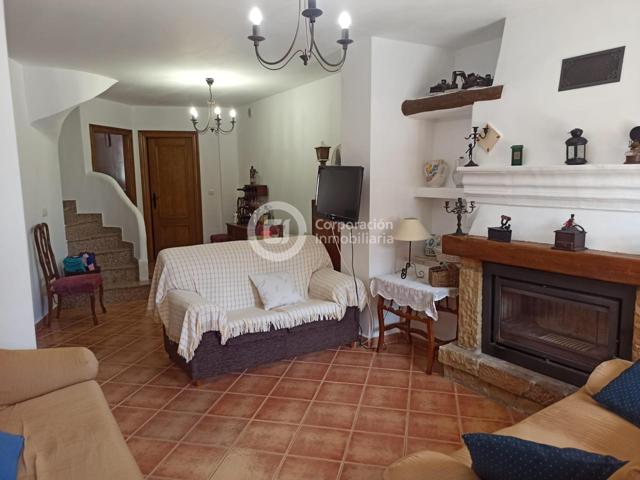 Casa con tres dormitorios y garaje en Doña Inés completamente reformada. photo 0