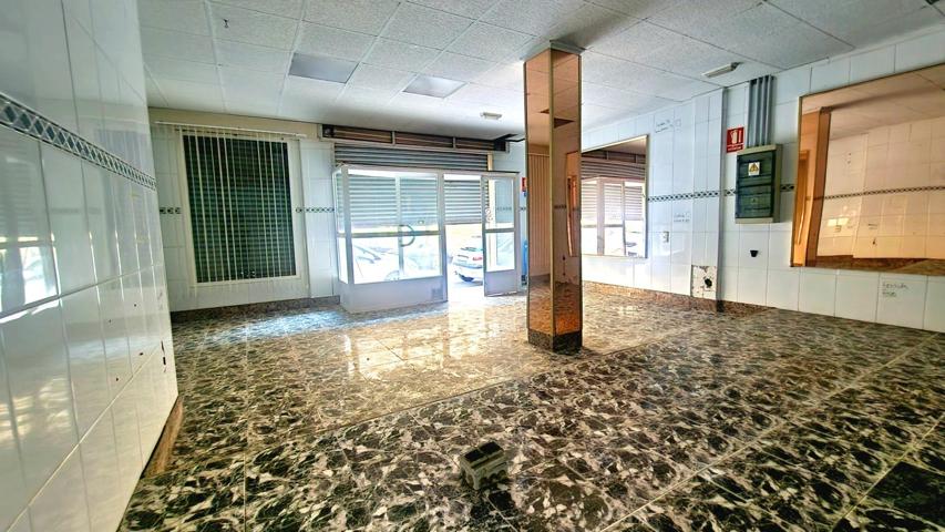 Local con patio para transformar en vivienda photo 0
