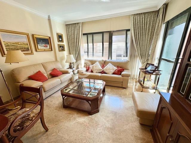 Piso con cinco dormitorios y garaje junto a Óvalo de lujo photo 0