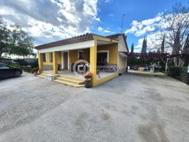 Casa con tres dormitorios con terreno en Campillo, cerca del centro comercial photo 0
