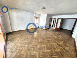 Piso con cuatro dormitorios y garaje en Avenida Juan Carlos I de grandes dimensiones photo 0