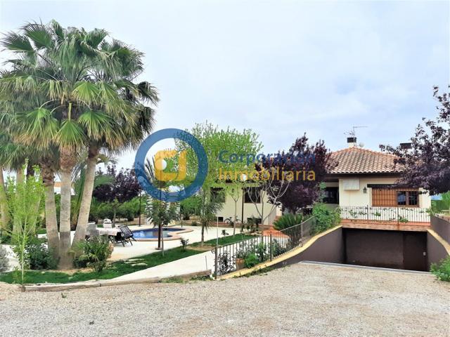 Chalet con cuatro dormitorios, garaje y piscina en El Campillo photo 0