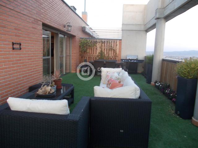 Ático con cuatro dormitorios, garaje y terraza de 150m2 en zona Fuerzas Armadas photo 0