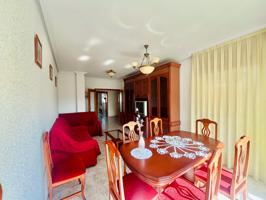Piso de cuatro dormitorios con amplio balcón en el centro photo 0