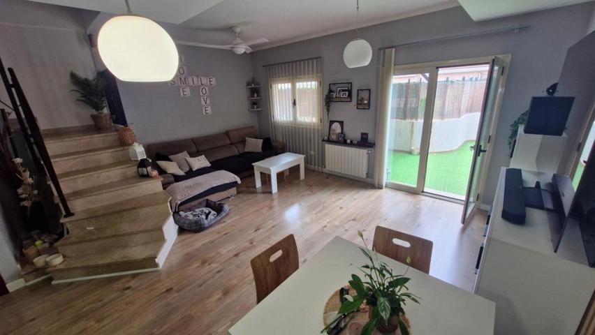 Se vende adosado en La Pobla de Vallbona, Valencia photo 0