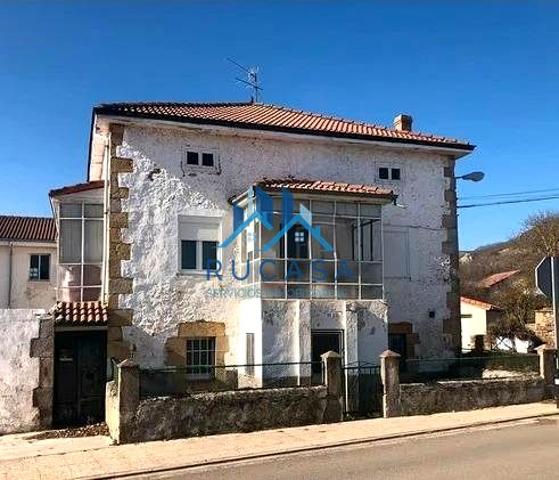 ¡Invierte en Reinosa! Casa independiente con potencial para casa Rural photo 0