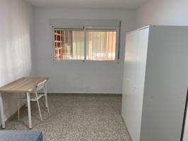 Piso semireformado en Granada zona de la Cartuja con 4 habitaciones y 2 baños y terraza photo 0