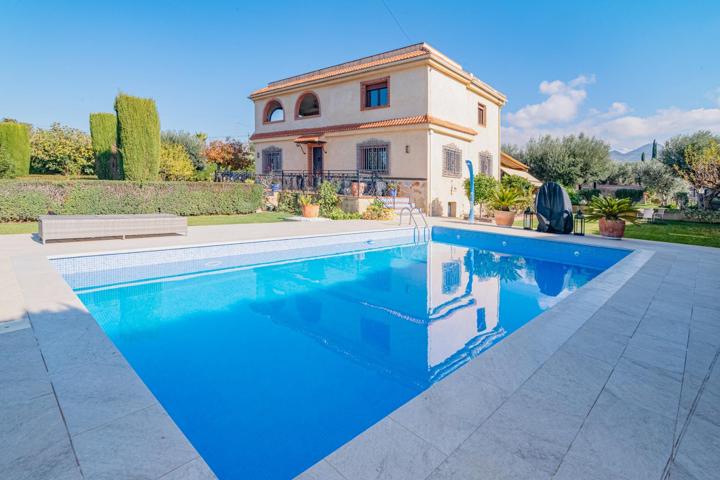 GRAN VILLA EN GOJAR, CON UNA PARCELA DE MAS DE 2142 METROS, 307 METROS DE VIVIENDA, EXCELENTES CALIDADES, MARAVILLOSAS ZONAS AJARDINADAS, ESTA VIVIENDA TIENE TODO LO DESEADO, EN PLENA NATURALEZA, SE R photo 0