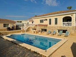 CHALET DE LUJO CON PISCINA PRIVADA, CINCO DORMITORIOS Y AMPLIAS TERRAZAS EN ENTORNO RESIDENCIAL EXCLUSIVO photo 0