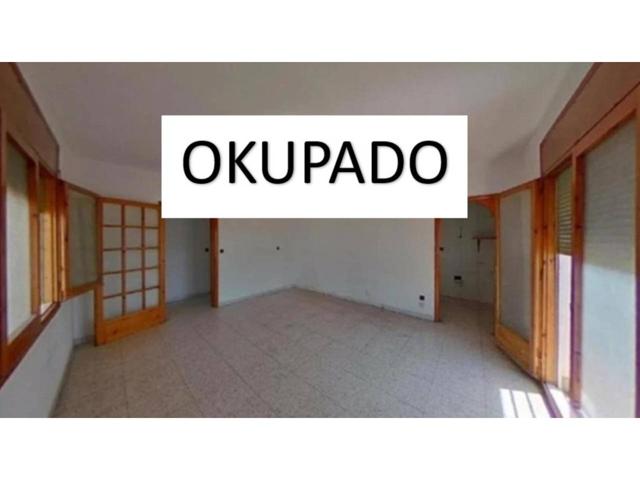 Chalet adosado en venta en calle Corbera photo 0