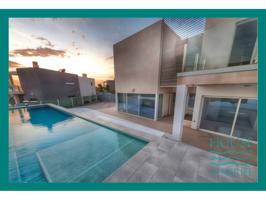 Moderno chalet esquinero independiente con preciosas vistas al mar photo 0