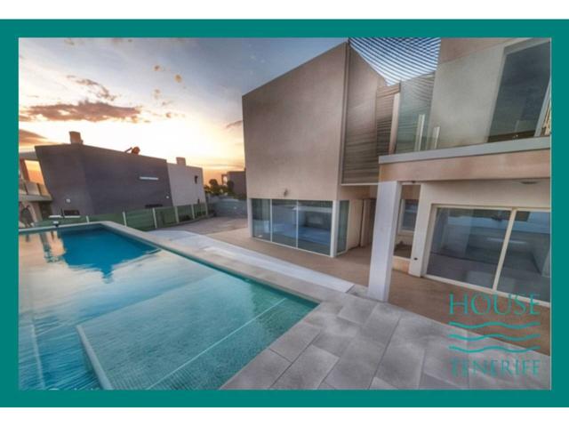 Moderno chalet esquinero independiente con preciosas vistas al mar photo 0