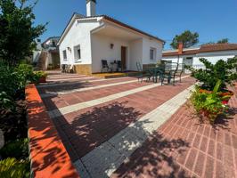 FANTÁSTICA CASA EN VENTA CON GRAN TERRENO, PISCINA PRIVADA Y GARAJE photo 0