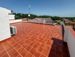 FANTÁSTICA CASA EN VENTA CON GRAN TERRENO, PISCINA PRIVADA Y GARAJE photo 0