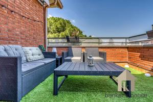 Ático con terraza a nivel para entrar a vivir con 3 habitaciones, 2 baños, 2 plazas de parking y trastero. Orientado a 3 fachadas y con vistas Collserola y zonas verdes photo 0