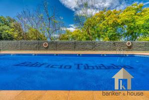 Orientada al Sureste, luminosa, con terraza, 3 habitaciones, cocina office, doble plaza de aparcamiento, trastero y zona comunitaria con piscina. photo 0