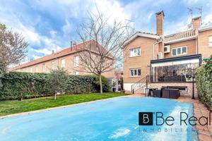 EN VENTA CHALET PAREADO DE CUATRO PLANTAS Y PISCINA PRIVADA EN EL CENTRO URBANO DE VILLANUEVA DE LA CAÑADA. photo 0