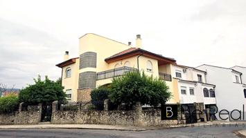 EN VENTA CHALET PAREADO DE CUATRO PLANTAS EN EL CENTRO URBANO DE PLASENCIA, CÁCERES photo 0