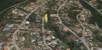Parcela edificable de 853m2 en la Urbanización Montbarbat con todos los servicios. photo 0