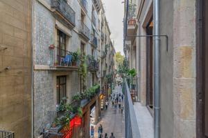 ¡INCREIBLE PISO CON BALCÓN EN CIUTAT VELLA! photo 0