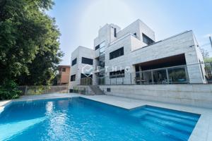 Villa de lujo con piscina climatizada, vistas 360º y máxima privacidad photo 0