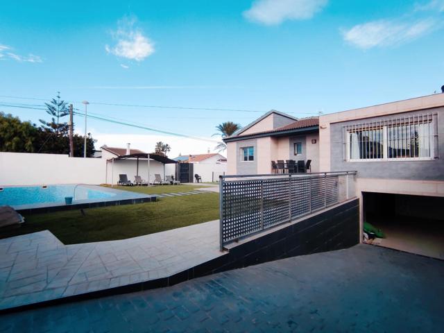 Fantástico chalet independiente con piscina privada en Los Balcones, Torrevieja, Costa Blanca photo 0