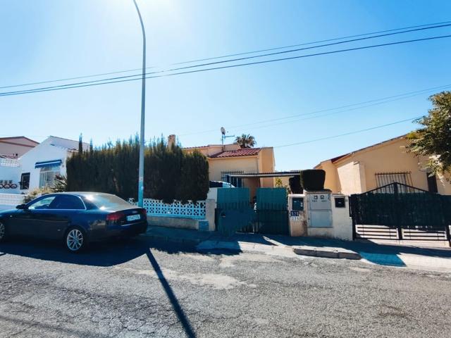 Fantástico chalet con parcela en Urbanización La Marina, Alicante, Costa Blanca photo 0