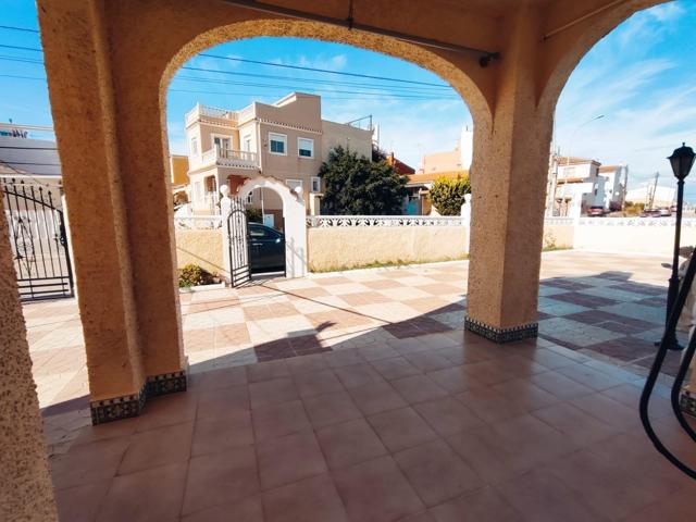 Fantástico chalet independiente con maravillosas vistas en Urbanización La Marina, Alicante photo 0