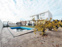 Exclusivo chalet independiente en la urbanización La Marina, Alicante, Costa Blanca photo 0
