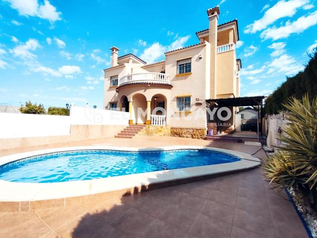 Fantástico chalet semiadosado con piscina propia en Guardamar del Segura, Alicante photo 0