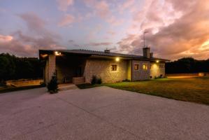 IMPRESIONANTE Y ESPECTACULAR CHALET RÚSTICO EN LUGO photo 0